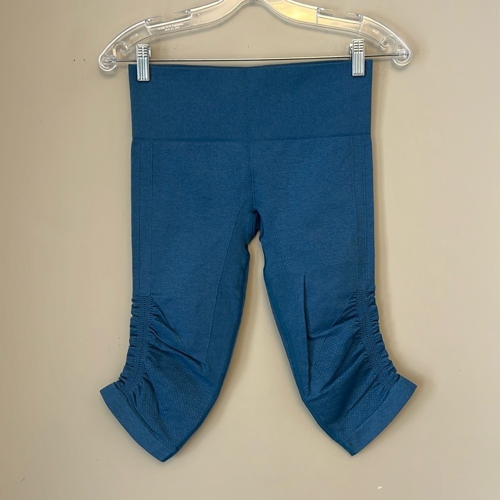 Lululemon In The Flow Crop II in Heathered Jet Set Blue size 6 - Picture 3 of 10